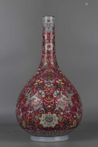 Vase en porcelaine polychrome(Fencai) au fond rouge rubis