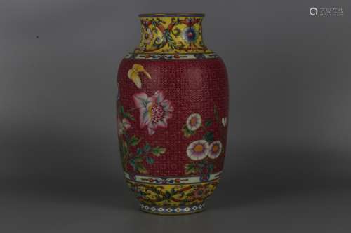 Vase en porcelaine au fond rouge rubis