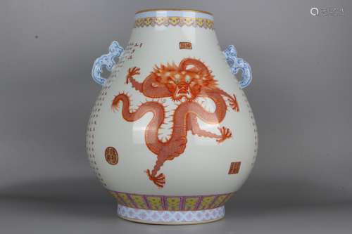 Vase en porcelaine de la Famille Rose ayant pour motifs des ...