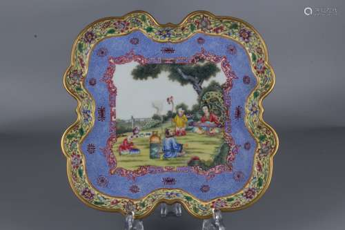 Plat en porcelaine émaillée ayant pour motifs des personnage...