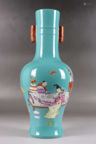 Vase en porcelaine de la famille rose ayant pour motifs pers...