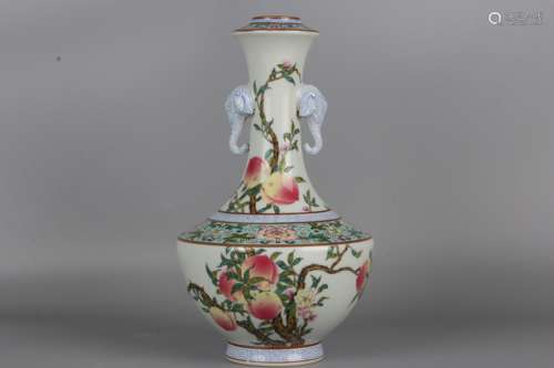 Vase en porcelaine polychrome(Fencai) à deux anses