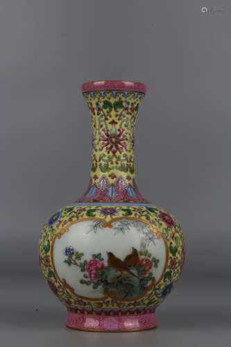 Vase en porcelaine de la famille rose( Fencai) sur fond jaun...