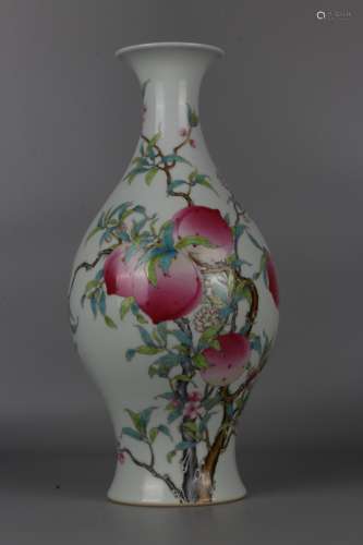 Vase en porcelaine de la famille rose ayant pour motifs des ...