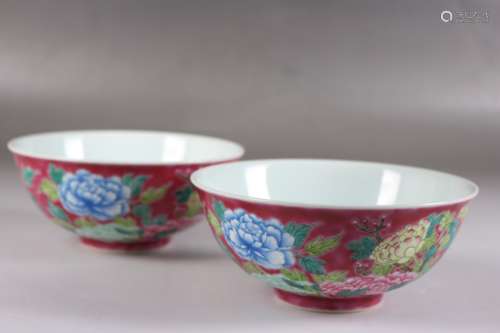 Paire de bols en porcelaine émaillée au fond rouge rubis