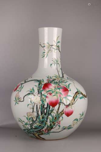 Vase de forme gourde en porcelaine de la famille rose