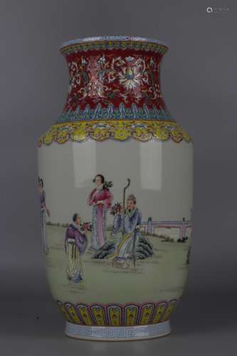 Vase en porcelaine de la chine Famille Rose ayant pour motif...