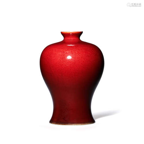 清十八世纪 红釉梅瓶