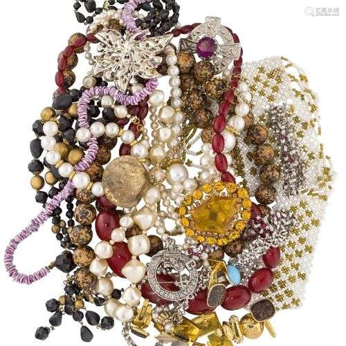 A quantity of jewellery and costume jewellery, including a p...