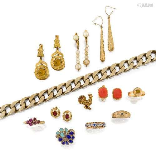 A group of jewellery, including: a large silver-gilt curb-li...