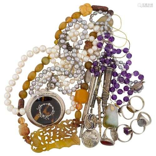 A collection of jewellery and costume jewellery, including: ...