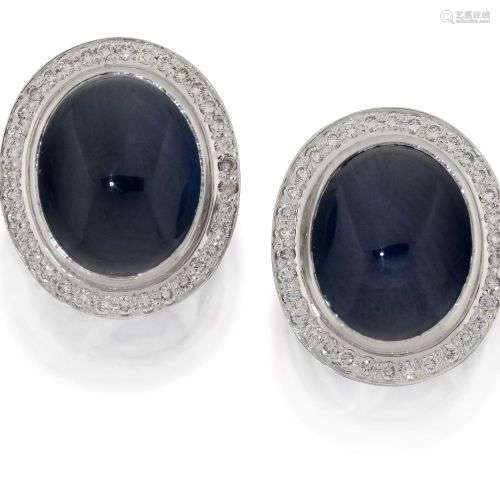 Une paire de clous d'oreille en saphir et diamant, chacun av...