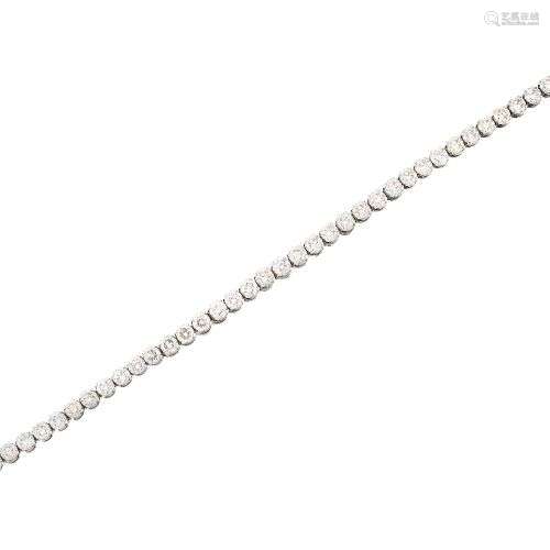 Un bracelet en diamants, composé d'une ligne de diamants tai...