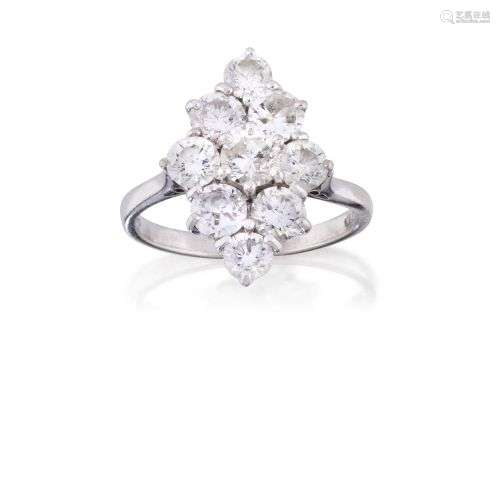 Une bague en or 18ct et diamant marquise, composée de neuf d...