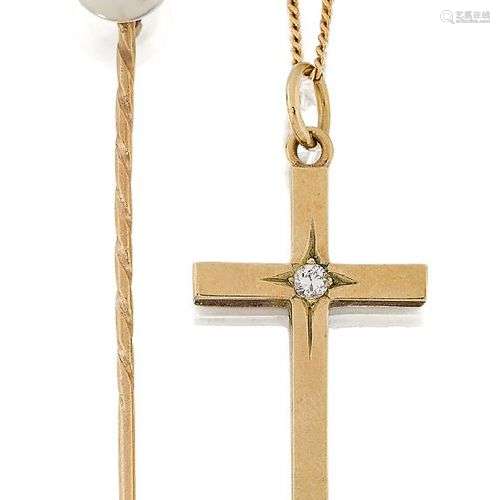Un pendentif en or 9ct et diamant en forme de croix et une é...