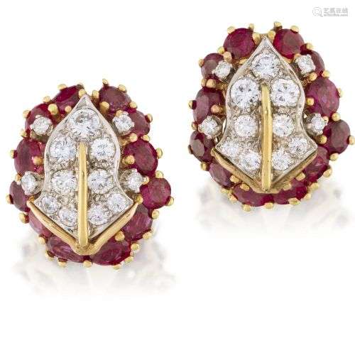 Une paire de boucles d'oreilles en grappe de diamants et de ...