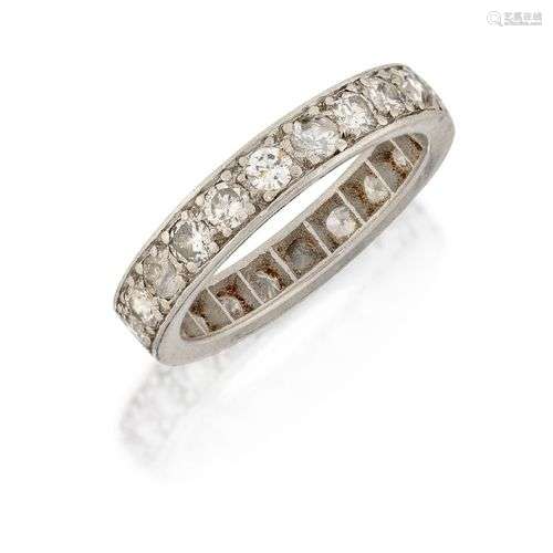 Une bague d'éternité en platine et diamant, composée d'une s...