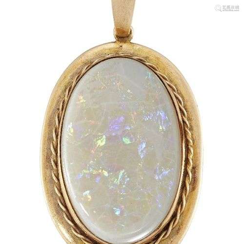 Un pendentif en opale, l'opale blanche ovale unique dans une...