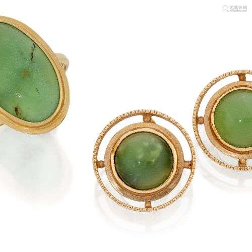 Une bague et des boucles d'oreilles en chrysoprase par Flavi...