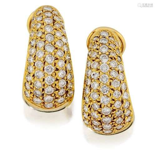 Une paire de boucles d'oreilles en or 18ct et diamant, de co...