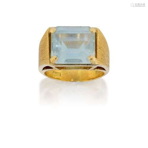 An 18ct gold and aquamarine single stone ring, the single re...