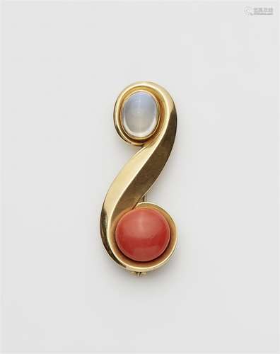 A 14k gold gemstone brooch