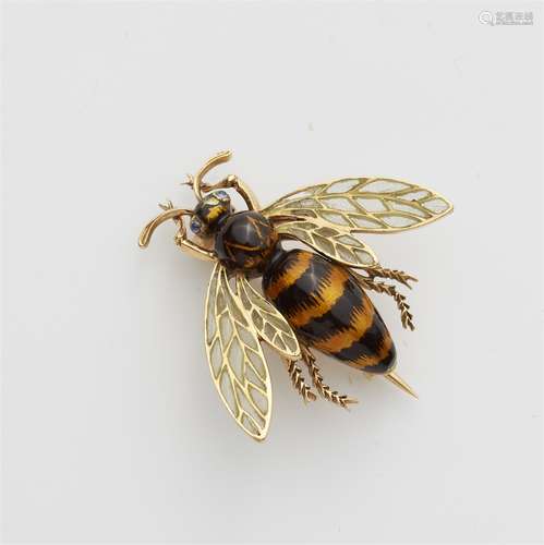 An 18k gold Art Nouveau bee brooch