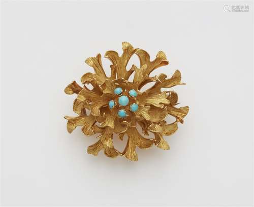 An 18k gold turquoise clip brooch