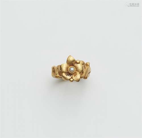 An 18k gold Art Nouveau style ring