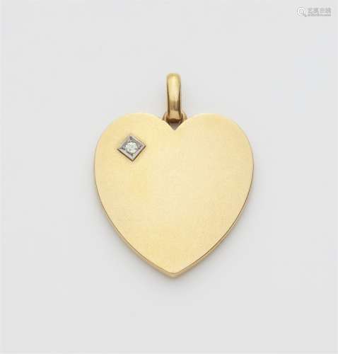 An 18k gold heart medallion