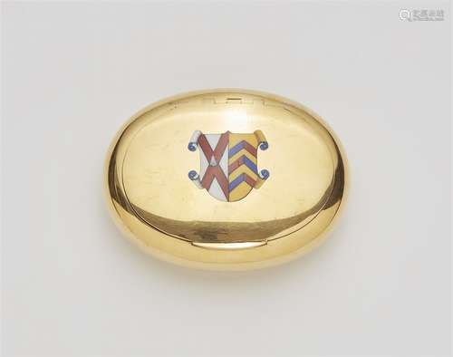 An 18k gold snuff box with an enamelled crest