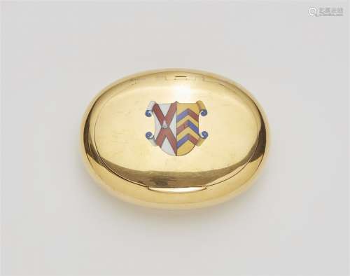 An 18k gold snuff box with an enamelled crest