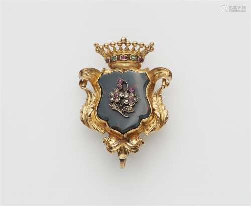 A Victorian 18k gold heliotrope crest brooch