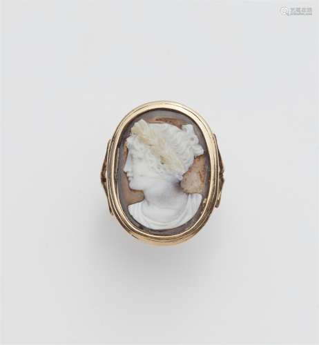 A 14k gold ring with a Neoclassical cameo