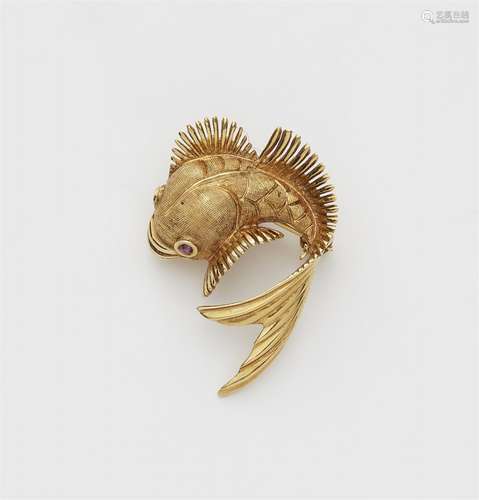 A 14k gold fish brooch