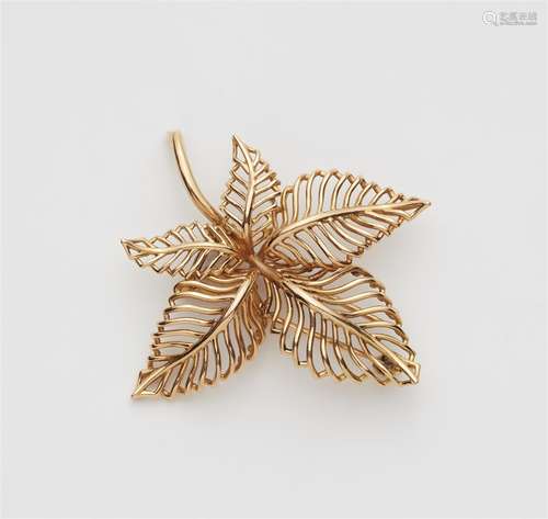 An 18k gold clip brooch