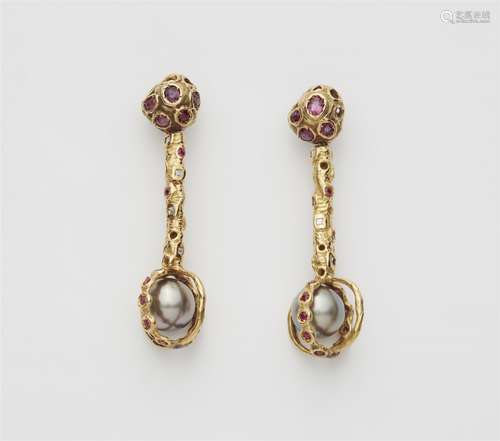 A pair of 18k gold Tahiti pearl drop earrings