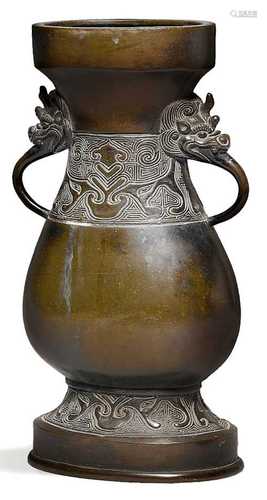 AN ARCHAISTIC BRONZE HU-VASE WITH MAKARA-HEAD HANDLES.