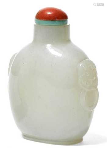 A WHITE JADE SNUFF BOTTLE.