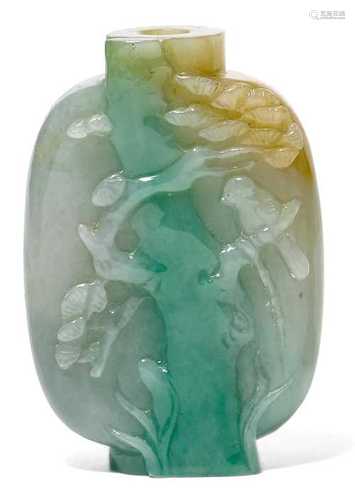 A SMALL JADEITE SNUFF BOTTLE.