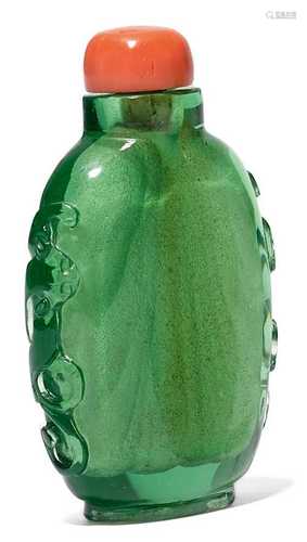 A TRANSPARENT LIME-GREEN GLASS SNUFF BOTTLE.