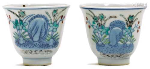 A PAIR OF DOUCAI NARCISSUS CUPS.