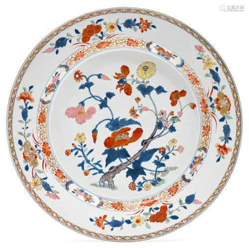 A LARGE FLOWER DISH.