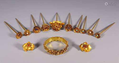 SET OF GILT SILVER WITH FLOWER HAIRPINS