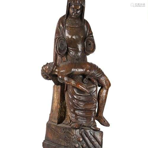 Vierge de Pitié en bois sculpté avec traces de polychromie. ...