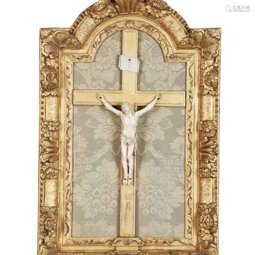 Christ en croix en ivoire avec périzonium et INRI. H.: 21 cm...