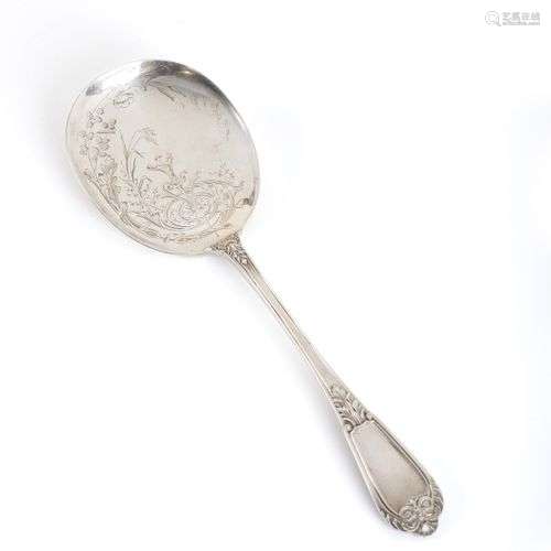 Cuillère en argent, poinçon Minerve, la spatule à décor de f...