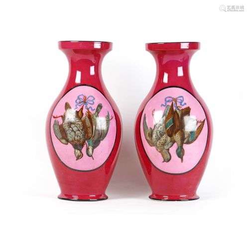 Paire de vases balustres en porcelaine polychrome représenta...