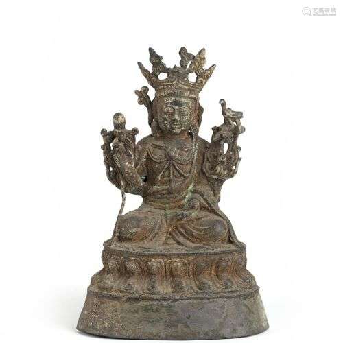 CHINE moderne. Bodhisattva assis sur un trône aux lotus port...