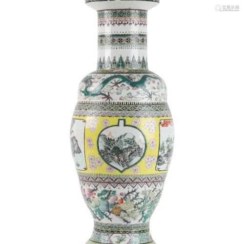 CHINE, XIXème siècle. Grand vase balustre en porcelaine aux ...